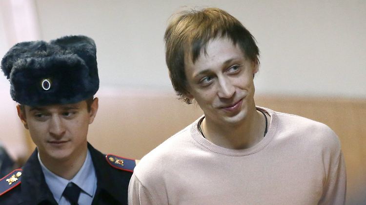 Pavel Dmitritschenko beim Gang ins Gericht. Die Anklage fordert für ihn neun Jahre Straflager.