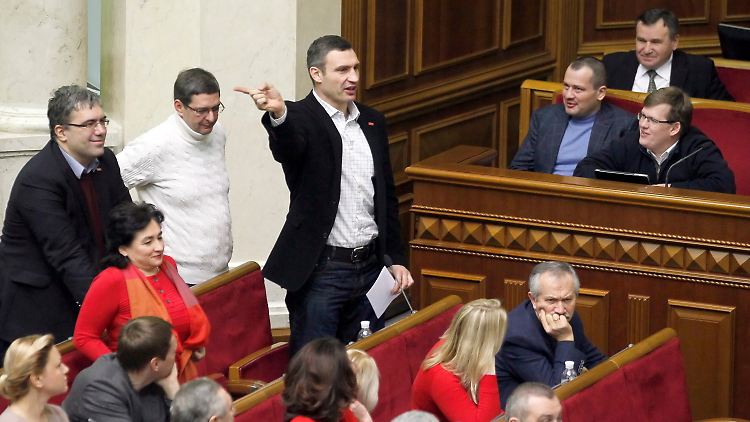 Die Oppositionsvertreter, unter ihnen auch Boxer Klitschko, bringen das Misstrauensvotum nicht zustande.