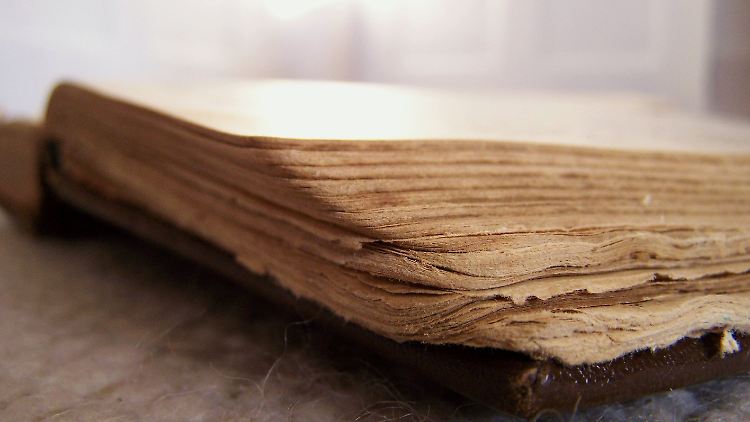 Ein altes Buch mit vergilbten Seiten.