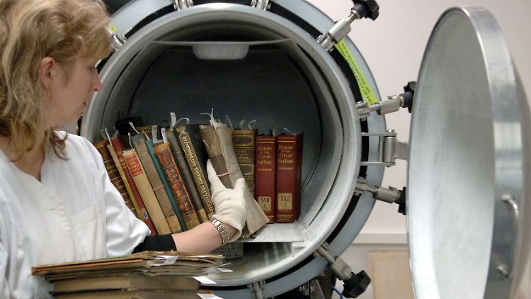Bücher in einer Entsäuerungsanlage. Mit aufwendigen Verfahren kann die Lebenszeit von Büchern erhöht werden.