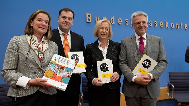 Barbara Ischinger, Stephan Dorgerloh, Johanna Wanka und Manfred Prenzel (v.l.).