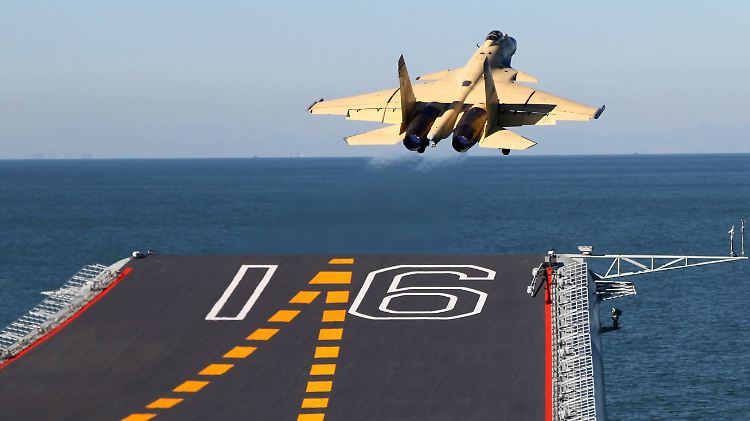 Ein Kampfjet hebt vom chinesischen Flugzeugträger Liaoning ab.
