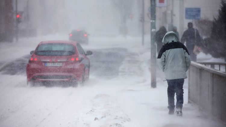Glatteis, Schnee und Sturmböen steuern auf Deutschland zu.