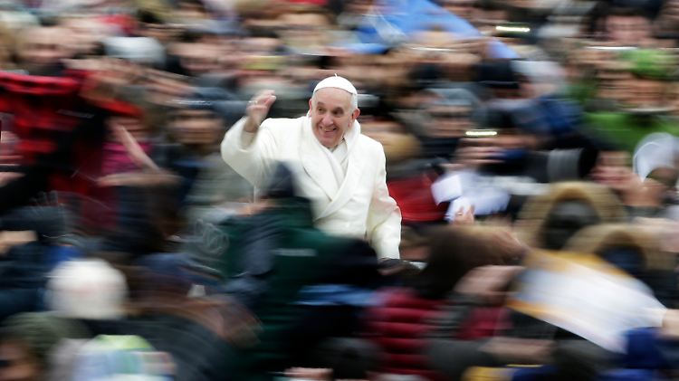 Franziskus will die Kirche den Menschen näher bringen, er will vor allem die Ausgegrenzten wieder mit ins Schiff holen.