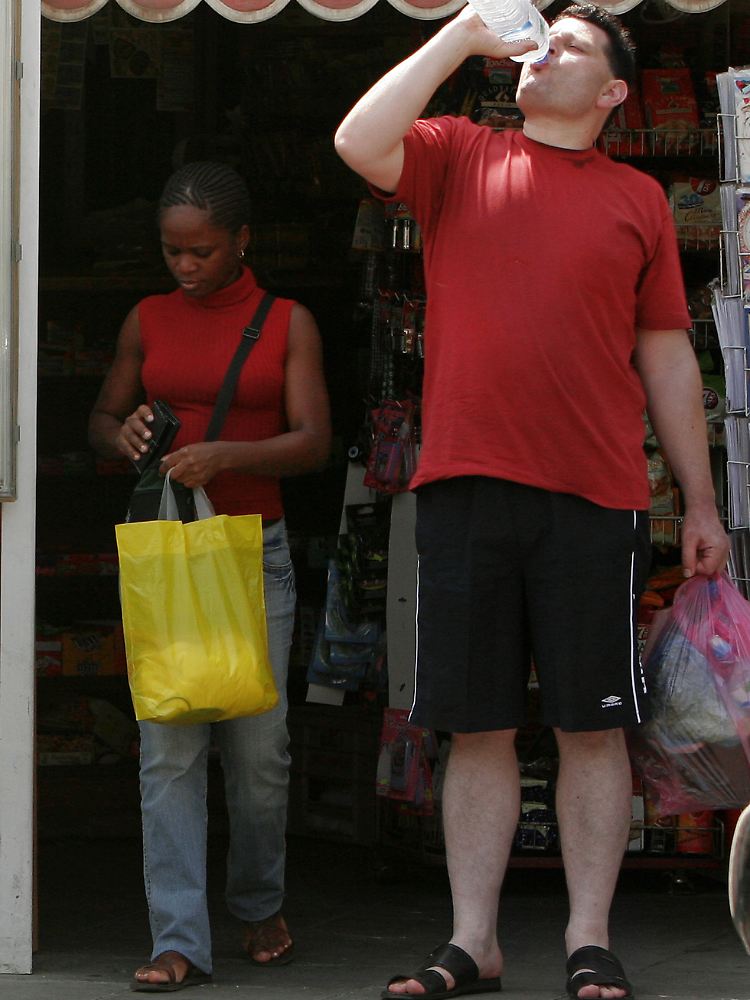 Dieser Mann in Nicosia macht es richtig: Leichte Kleidung tragen, viel Wasser trinken.