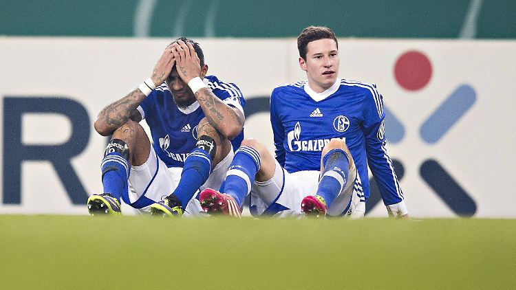 Hilflos (1): Die Schalke-Stars Kevin-Prince Boateng (l.) und Julian Draxler.