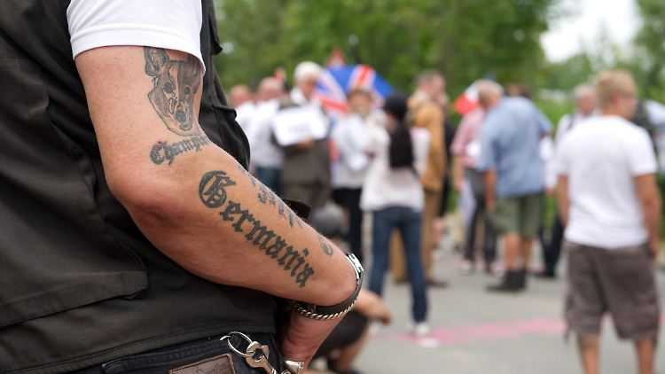 Seit der Wiedervereinigung zählen die Behörden 63 Todesopfer durch rechte Gewalt. Die Organisation "Mut gegen rechte Gewalt" zählt fast dreimal so viel.