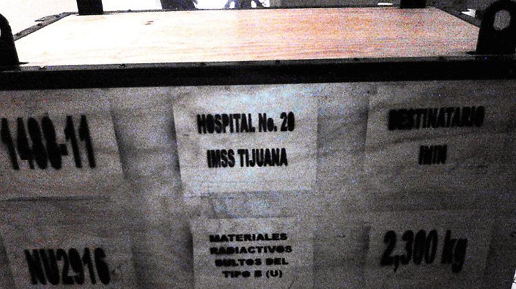 Das gestohlene medizinische Gerät war in einer mit Metall verstärkten Holzkiste transportiert worden. 