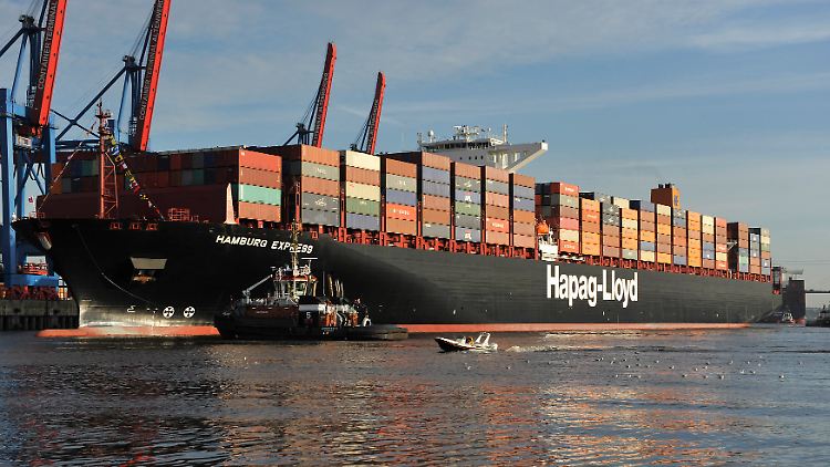 Die 366 Meter lange "Hamburg Express" im Hafen der Hansestadt.