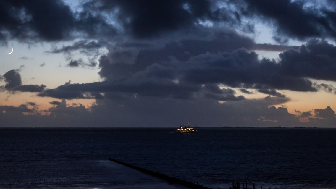 Am Mittwochabend ist die Nordsee noch idyllisch und ruhig. Doch über dem Meer und dem Norden Deutschlands ...
