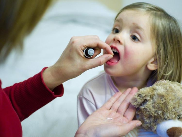 Halsschmerzen oder leichtes Fieber? - Kinder sind in der gesetzlichen Krankenversicherung mitversichert. Für viele andere Risiken gibt es eigene Policen.
