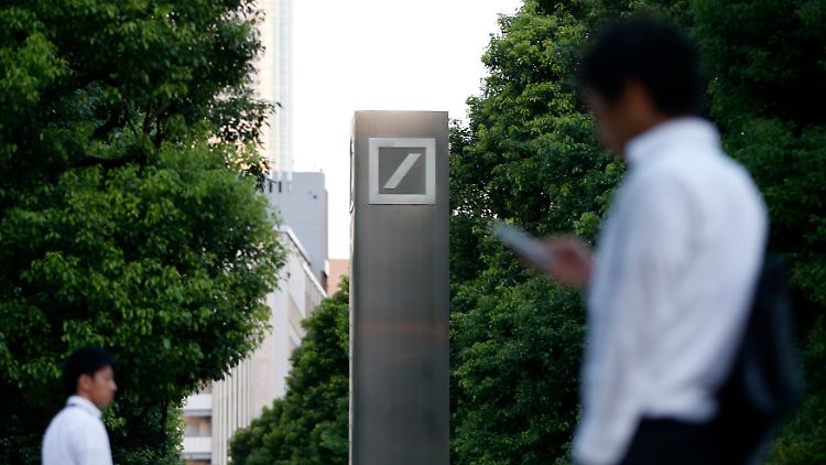 Das Logo der Deutschen Bank in der japanischen Hauptstadt.