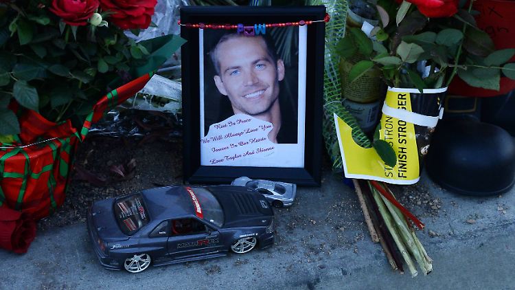 Fans von Paul Walker haben die Unfallstelle in eine Gedenkstätte verwandelt.