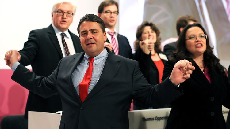 Die SPD-Spitze um Parteichef Sigmar Gabriel empfiehlt die Zustimmung zum Koalitionsvertrag.