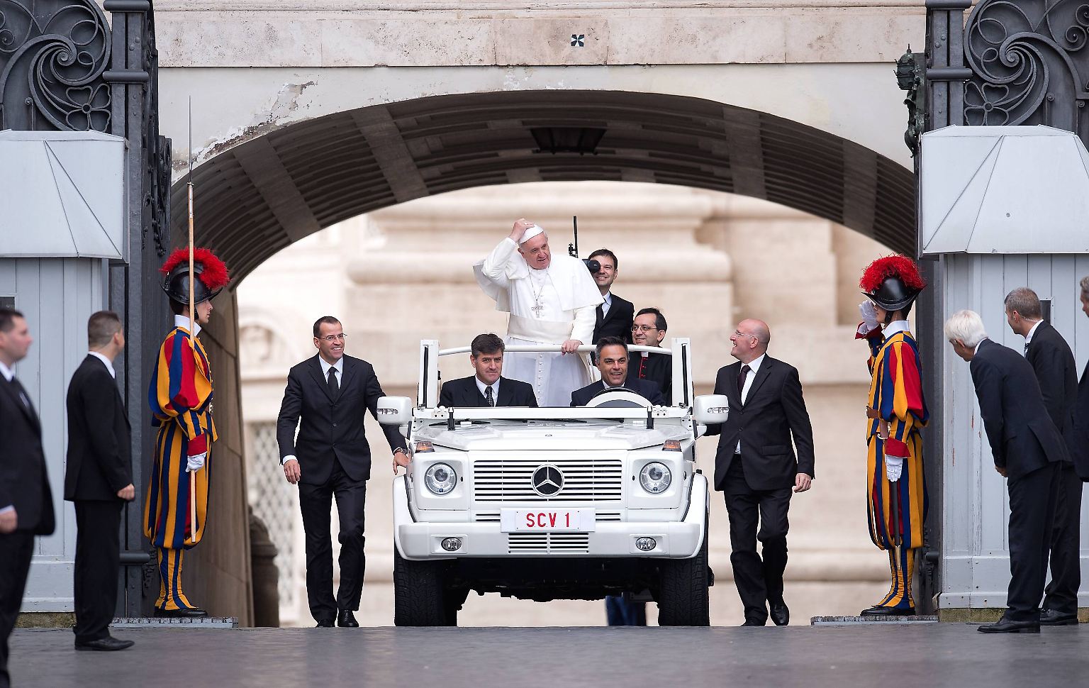 Seine öffentlichen Auftritte bestreitet der Papst wie seine Vorgänger in dem von Mercedes produzierten Papamobil.