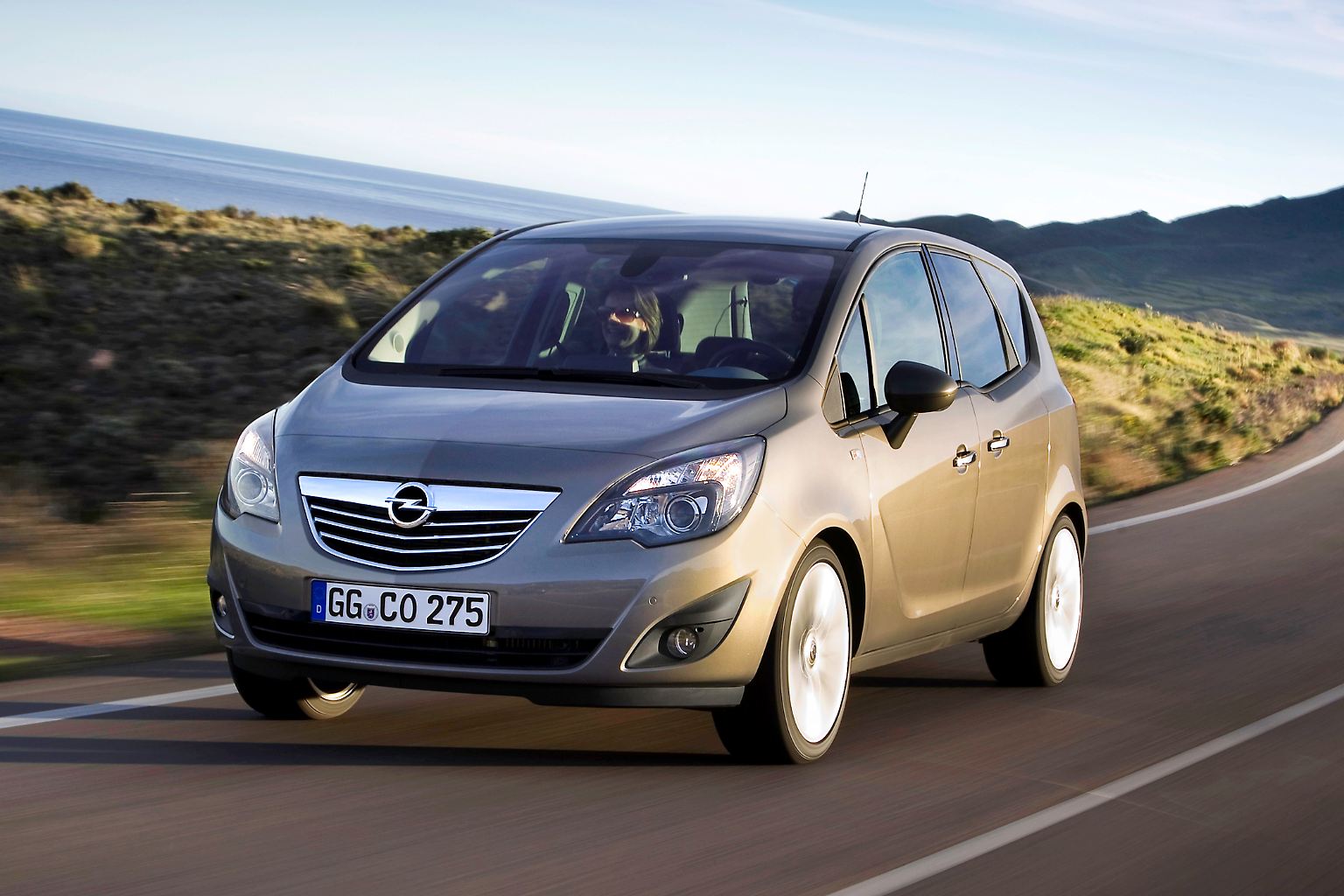 Der Opel Meriva ist einer der Gewinner des diesjährigen TÜV-Reports. Bei den Zwei- bis Dreijährigen hatte der flexible Rüsselsheimer die wenigsten Mängel. Mit dem ersten Meriva hat Opel 2003 einen Volltreffer gelandet. Der zum Van aufgeblasene Kleinwagen war einer der ersten seiner Art und verkaufte sich mehr als eine Million Mal. 2010 kam der Neue mit einer Prise Extravaganz und wird seither im spanischen Saragossa gebaut.