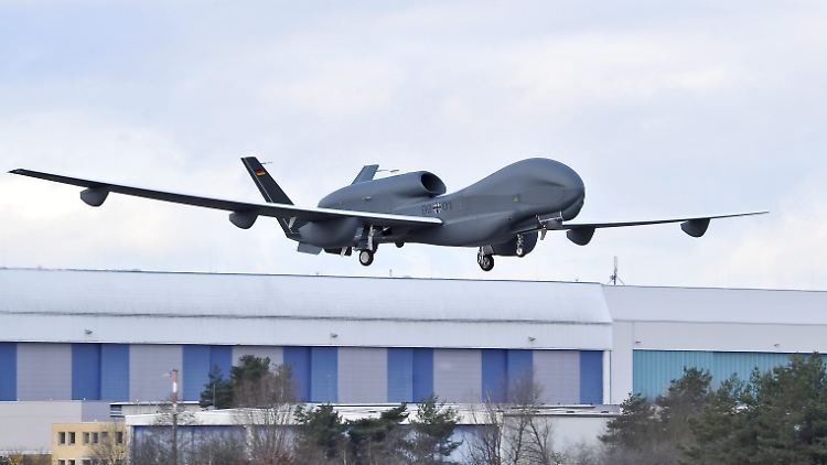 Die Aufklärungsdrohne Euro Hawk: Europa kann sich teure Rüstung nicht mehr leisten.