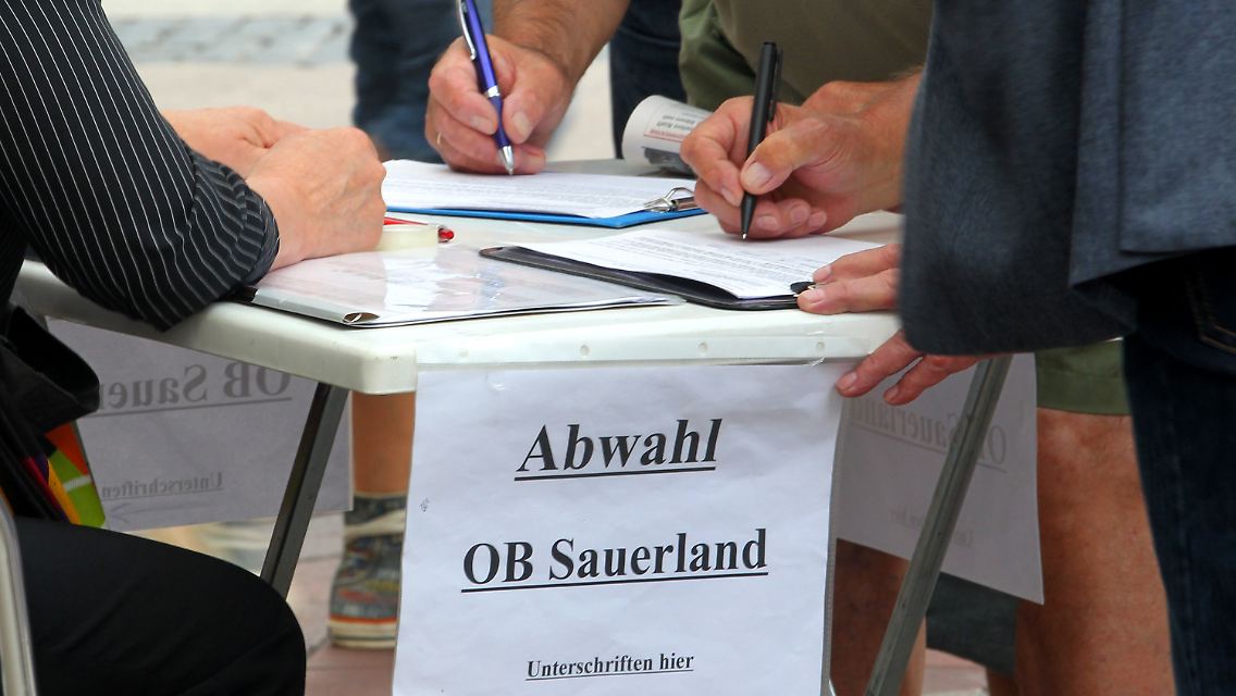 Für die Abwahl von Duisburgs Oberbürgermeister Adolf Sauerland, des Sicherheitsdezernenten Rabe und des Baudezernenten Dressler unterschreiben Bürger in der Duisburger City.