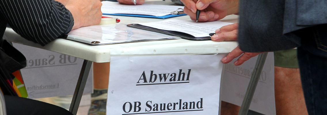 Für die Abwahl von Duisburgs Oberbürgermeister Adolf Sauerland, des Sicherheitsdezernenten Rabe und des Baudezernenten Dressler unterschreiben Bürger in der Duisburger City.