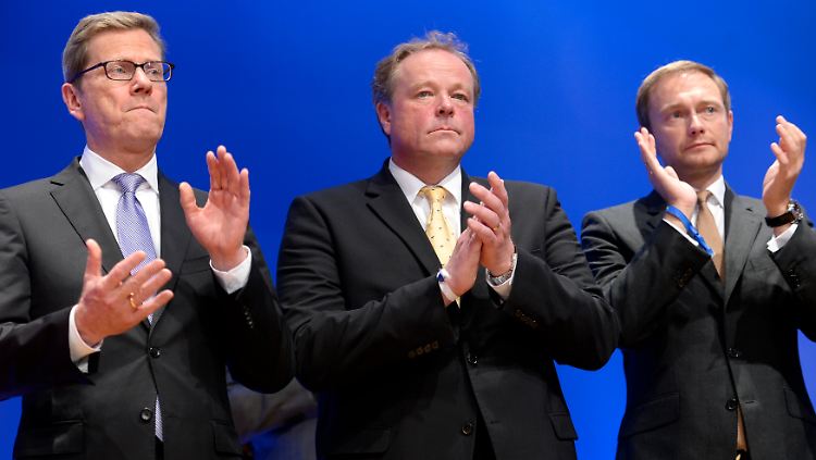 Gemeinsam einsam (v.l.): Guido Westerwelle (gestürzt von einer "Boygroup" rund um Christian Lindner), Dirk Niebel (Gestürzt nach einem Putschversuch gegen die "Boygroup"), Christian Lindner (Soll die FDP jetzt wieder zu Erfolgen führen).