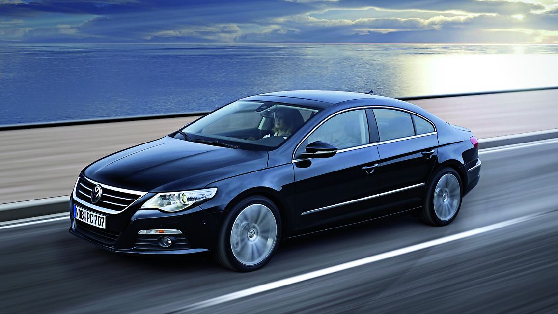 Der VW Passat ist in Deutschland der Dienstwagen per se. Wer einen fahren will, ohne wie ein Außendienstler zu wirken, kann seit 2008 die mit Coupé-Stilmitteln veredelte CC-Version wählen. Die leidet zwar unter einigen Verarbeitungsmängeln, schneidet beim TÜV allerdings besser ab als die normale Limousine und der Kombi. Deshalb mit einer durchschnittlichen Laufleistung von 73.000 Kilometern Platz fünf bei den Vier- bis Fünfjährigen.
