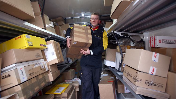 Viele Sendungen, winterliche Straßenverhältnisse und Empfänger, die selten zuhause sind - kurz vor Weihnachten haben Paketdienste gut zu tun.