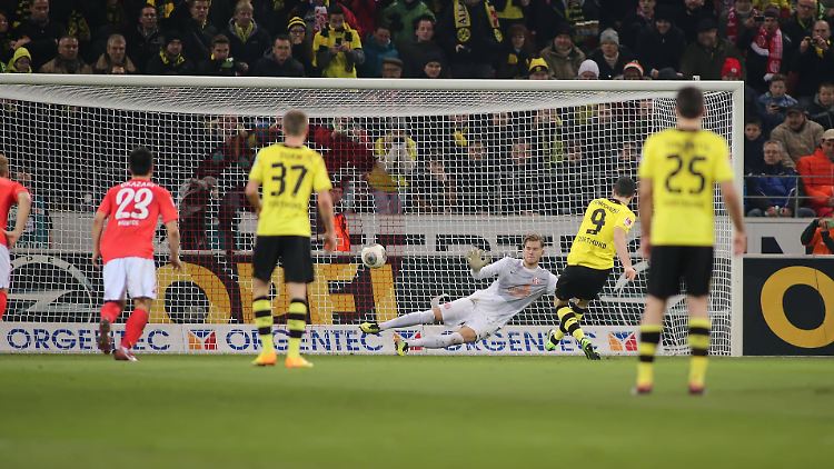 Dortmunds Robert Lewandowski durfte in Mainz gleich zweimal zum Elfmeter antreten.