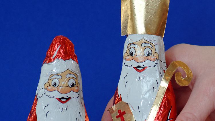 Der Nikolaus hat eine Bischofsmütze und der Weihnachtsmann eine Zipfelmütze.