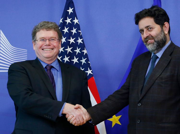 Der eine ist zuständig für "Nachbarstaaten, USA und Kanada", der andere für "Europa und den Mittleren Osten": Dan Mullaney (l.) vertritt die USA, Ignacio Garcia-Bercero spricht für Europa.