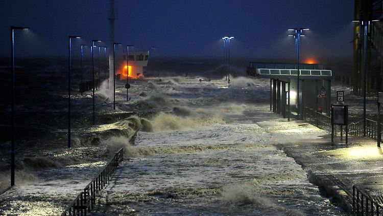 Wellen überspülen in Dagebüll (Schleswig-Holstein) den Fähranleger. 