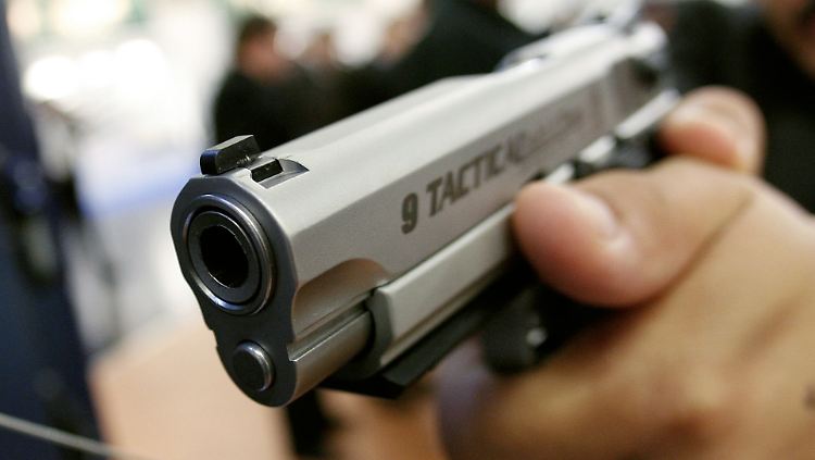 Der Täter legte die Waffe nieder, als der Hausmeister ihn dazu aufforderte.