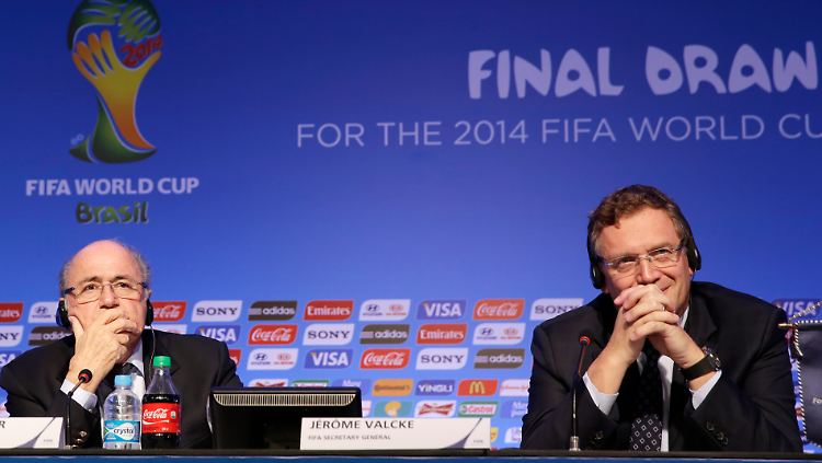 Hilflos in Brasilien: Fifa-Boss Joseph Blatter (l.).