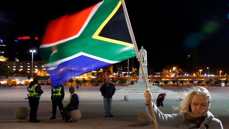 Eine Frau trauert in Kapstadt mit der Fahne Südafrikas um Nelson Mandela.