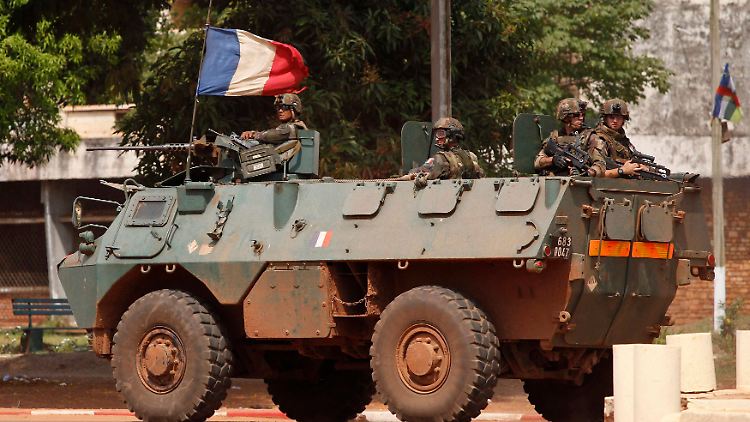 Französische Soldaten patrouillieren in Bangui. 