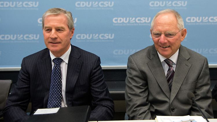 Deutsche-Bank-Co-Chef Jürgen Fitschen (li.) und Finanzminister Wolfgang Schäuble: Offener Schlagabtausch über Bankenregulierung.