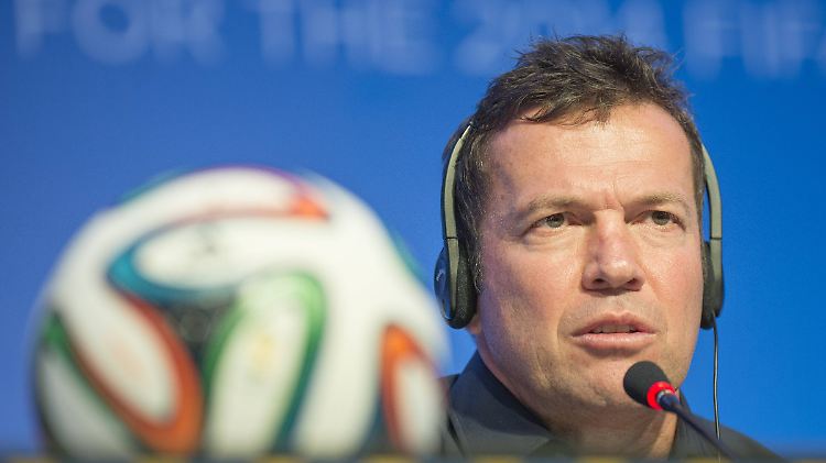 Bei der Pressekonferenz wird Lothar Matthäus kaum etwas zum deutschen Team gefragt.