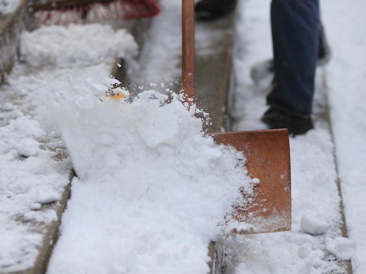 Wege vor dem Haus, zu Garagen und zu Mülltonnen müssen frei von Schnee und Eis sein. Das ist in der Regel Sache des Eigentümers oder Vermieters.