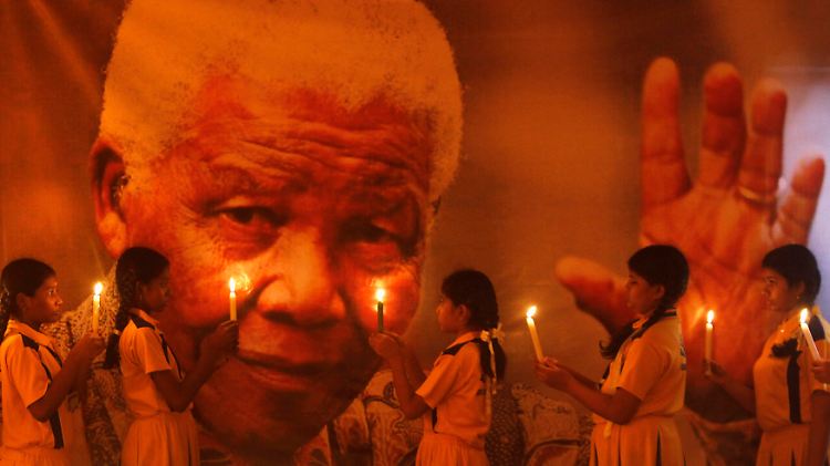 Südafrikanische Schulkinder beten für Mandela.