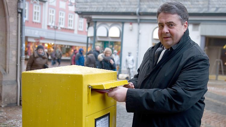 SPD-Chef Gabriel schickt seine Stimme ab.