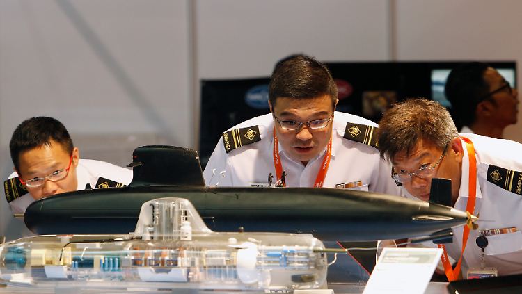 Hier inspizieren Offiziere der singapurischen Marine noch maßstabsgetreue Messemodelle des französischen HDW-Rivalen Direction des Constructions Navales Services: Am Ende fiel die Entscheidung anders aus.