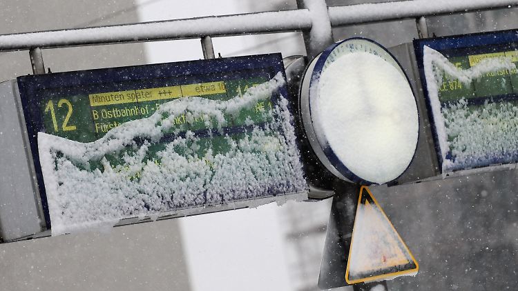 Die Bahn geht davon aus, dass sich in den nächsten Stunden der Verkehr auf den letzten noch betroffenen Strecken normalisieren wird.