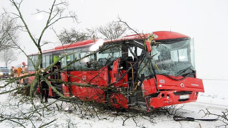Dieser unbesetzte Bus kam bei Uelzen von der eisglatten Fahrbahn ab. Der Fahrer wurde leicht verletzt.