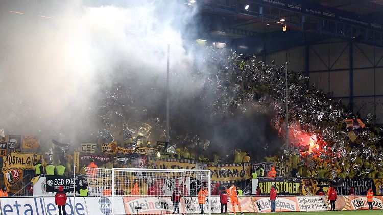 Dresdner Fans zünden ein Feuerwerk zu Beginn der zweiten Halbzeit.