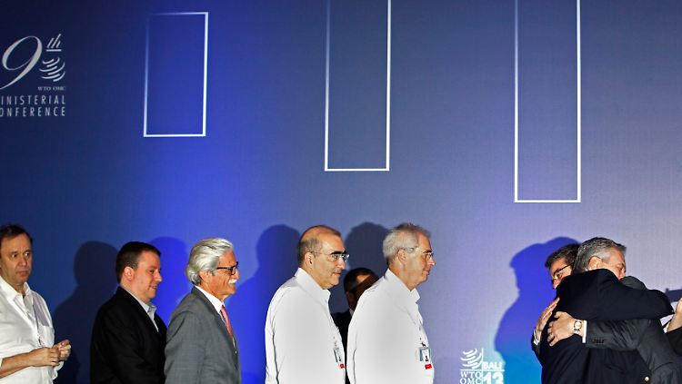 Rührung auf Bali: WTO-Delegierte umarmen Azevedo (r).