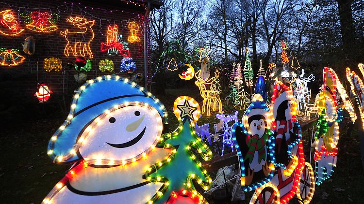 Das mit Weihnachtsmotiven geschmückte Einfamilienhaus vom "Weihnachtswilhelm" in Niedersachsen.