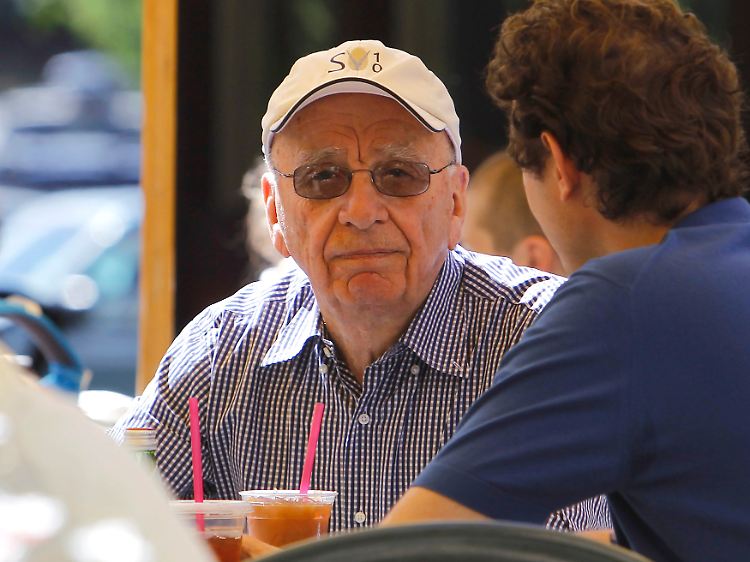Mehr Geld, mehr Kunden? Rupert Murdoch - hier bei einer informellen Gesprächsrunde Anfang Juli in Sun Valley - wagt den Versuch.
