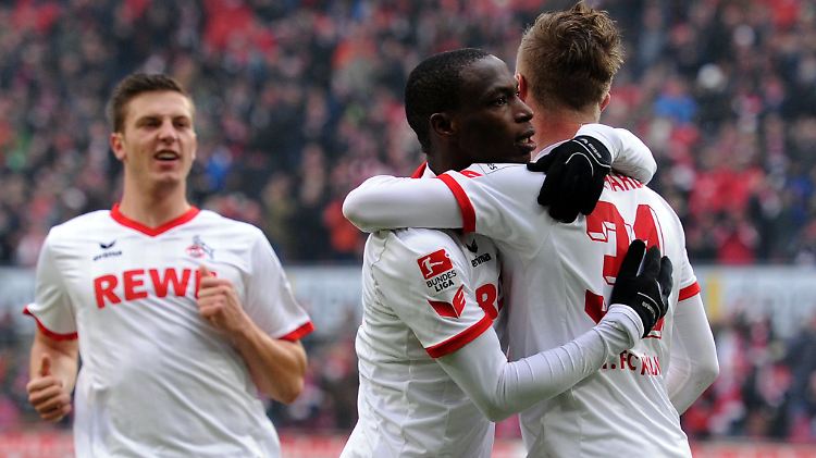 Torschütze Anthony Ujah und Yannick Gerhardt jubeln nach dem Tor zum 1:0. Foto