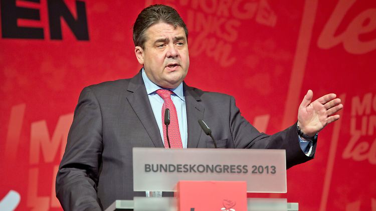 Würde die Mütterrente alleine aus der Reserve der Rentenkasse finanziert, würden die Rentenbeiträge steigen, meint Gabriel.