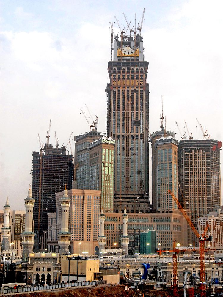 Soll Big Ben entthronen: der Uhrtum in Mekka. Das Foto zeigt den Stand der Bauarbeiten am 13. Juni.