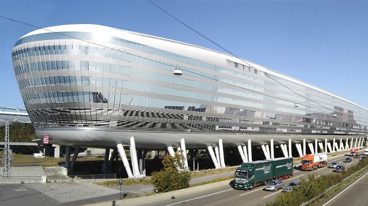 Mit schuldenfinanzierten Projekten wie dem "Airrail Center" auf dem Dach des ICE-Fernbahnhofs am Frankfurter Flughafen (hier ein Computerbild) hat sich die IVG einen Bruch gehoben.